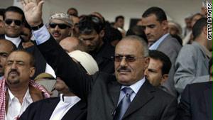 مصادر: الحالة الصحية لعلي عبدالله صالح في تحسن وسيعود للبلاد قري