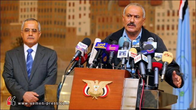 اللواء علي الأنسي بجانب الرئيس صالح في مؤتمر صحفي بعد حادثة جمعة