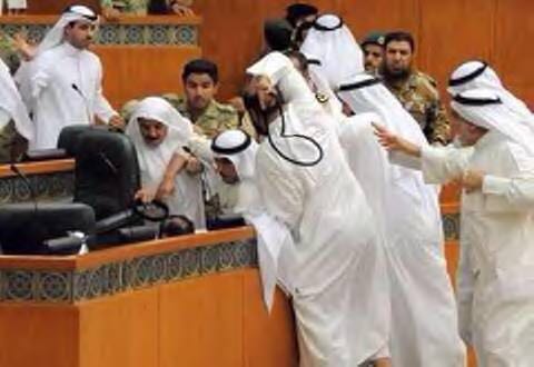 اعضاء مجلس الأمة الكويتي ينهالون بالضرب والرفس على زميلهم بسبب السعودية