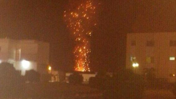 انفجار مصنع الألبان بمحافظة الحديدة جراء استهدافه بقذائف من قبل 