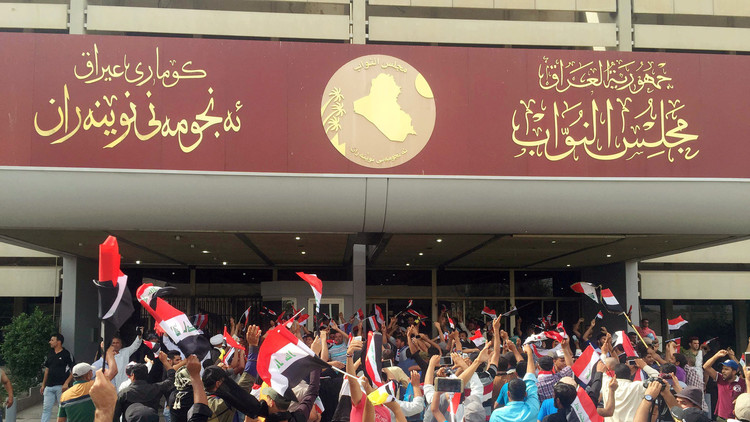 مئات المتظاهرين من أنصار الصدر يقتحمون مجلس النواب العراقي (صور+فيديو)