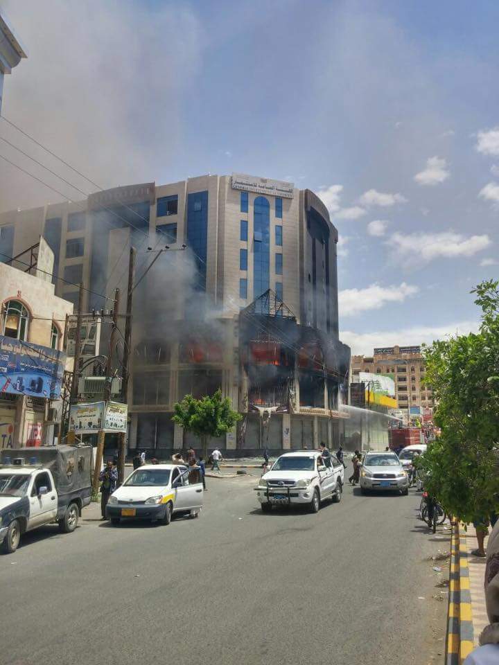 حريق هائل في أحد المحلات التجارية بشارع حدة (صورة)