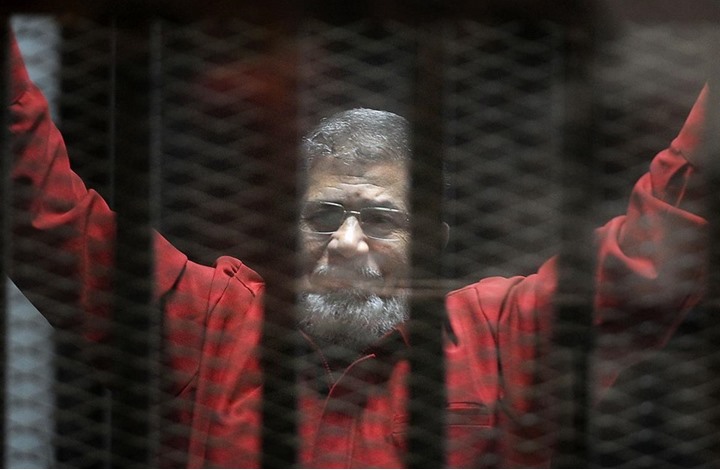 عدّل محمد مرسي هندامه فاتهمه الإعلام المصري بحركة الذبح (فيديو)