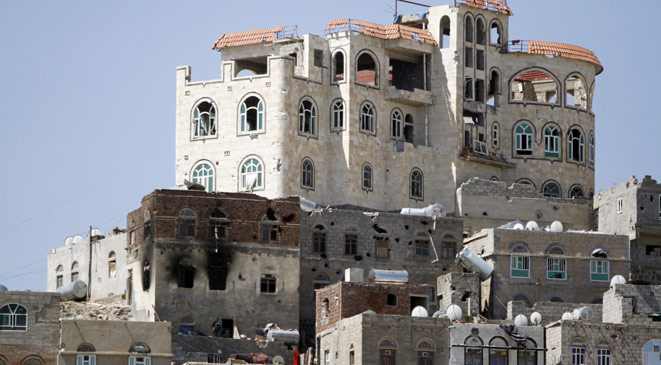 منازل مواطنيين تضررت من قصف الجيش ومليشيات الحوثي بمنطقة مذبح في