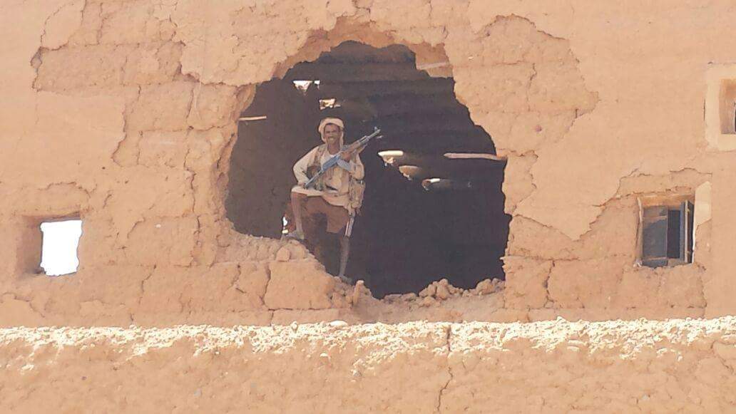 فرد من المقاومة الشعبية بعد السيطرة على مواقع الحوثيين في مديرية