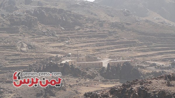 مسلحو الحوثي يستولون على معسكر القرن ببني مطر وعدة منشئات حكومية على طريق صنعاء الحديدة