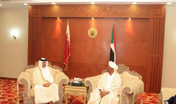 أمير دولة قطر الشيخ تميم بن حمد آل ثاني (يسار) والرئيس السوداني 