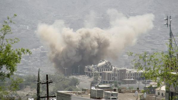 غارات عنيفة على مواقع الحوثيين والمقاومة الشعبية تتقدم في جبهات القتال بتعز