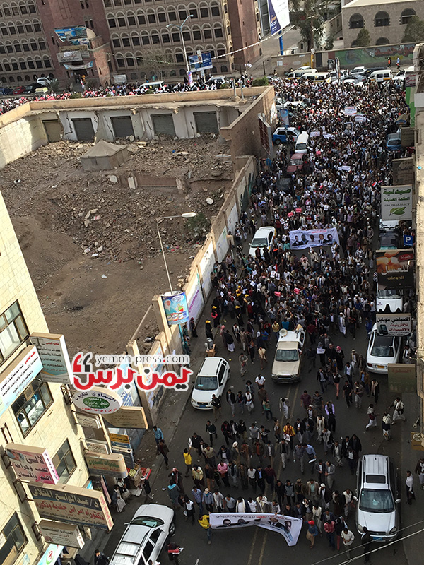 مليشيات الحوثي المسلحة تختطف عدداً من المتظاهرين في العاصمة صنعاء  (صور من المظاهرة)