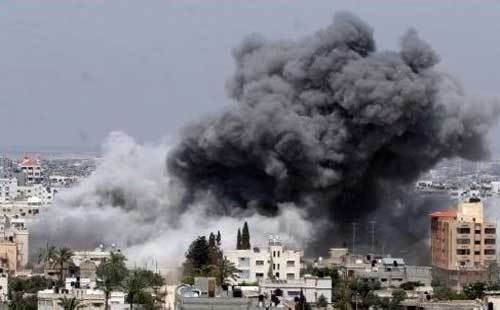 طائرات إسرائيلية تقصف أهدافا بغزة والقسام تحذر من استمرار العدوان الإسرائيلي