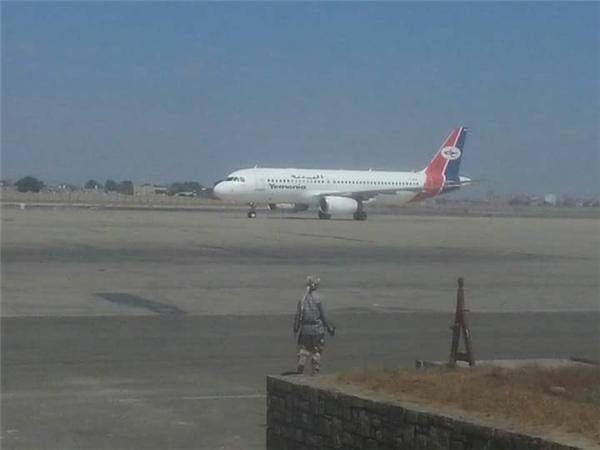 مطار عدن يستقبل أول طائرة مدنية منذ عدة أشهر (صور)