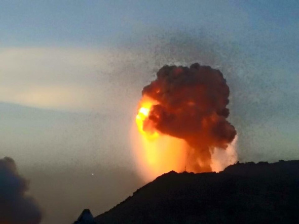 انفجار ضخم في جبل نقل منتصف شهر مايو الماضي بعد غارة جوية لقوات 