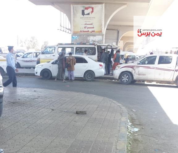 أسواق علنية لبيع السلاح وسط شوارع العاصمة صنعاء (صور)