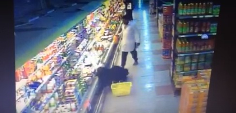 بالفيديو.. لحظة اعتداء رجل على امرأة سعودية في الرياض
