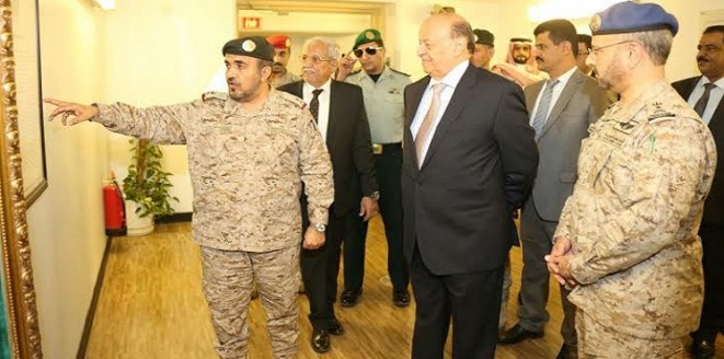 الرئيس هادي يزور مركز عمليات الجيش السعودي ويطلع على مهام التحالف العربي في اليمن