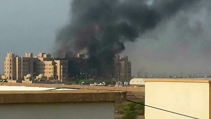 انفجارات تستهدف مقر إقامة رئيس واعضاء حكومة خالد بحاح والمصافي في عدن