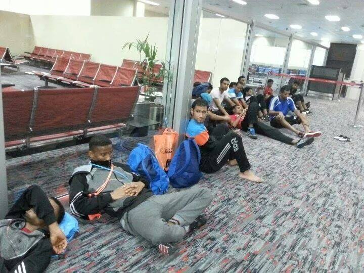 المنتخب اليمني يفترش الأرض في أحد المطارات