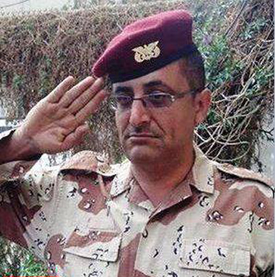 سياسي يمني يستبدل الكرفته بالزي العسكري ويعلن وضع نفسه تحت تصرف الجيش