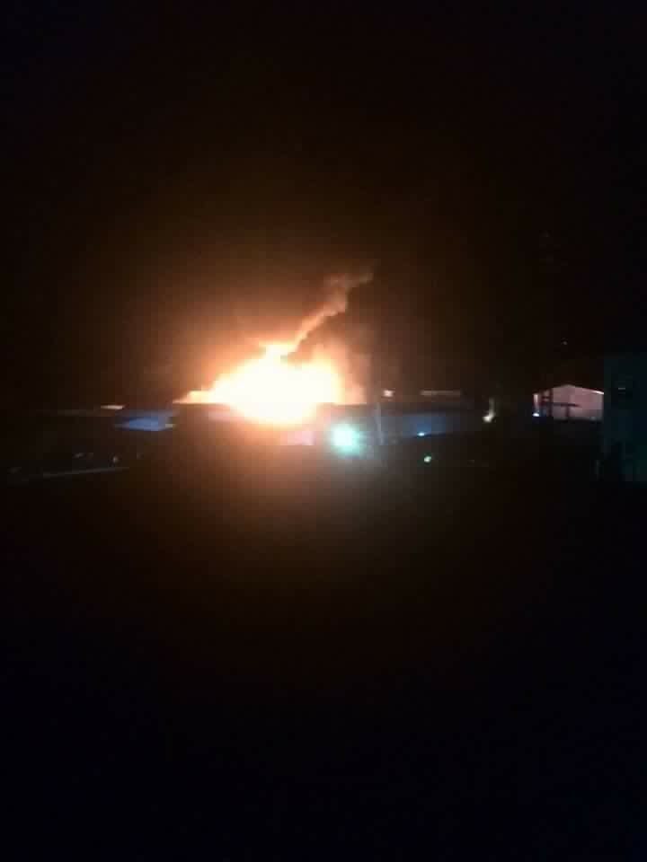 احتراق مصنع الإسفنج التابع لشركة عبد الجليل غرب مدينة تعز بقصف للحوثيين (صور)
