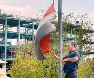 لحظة إنزال العلم من على السفارة اليمنية بطهران