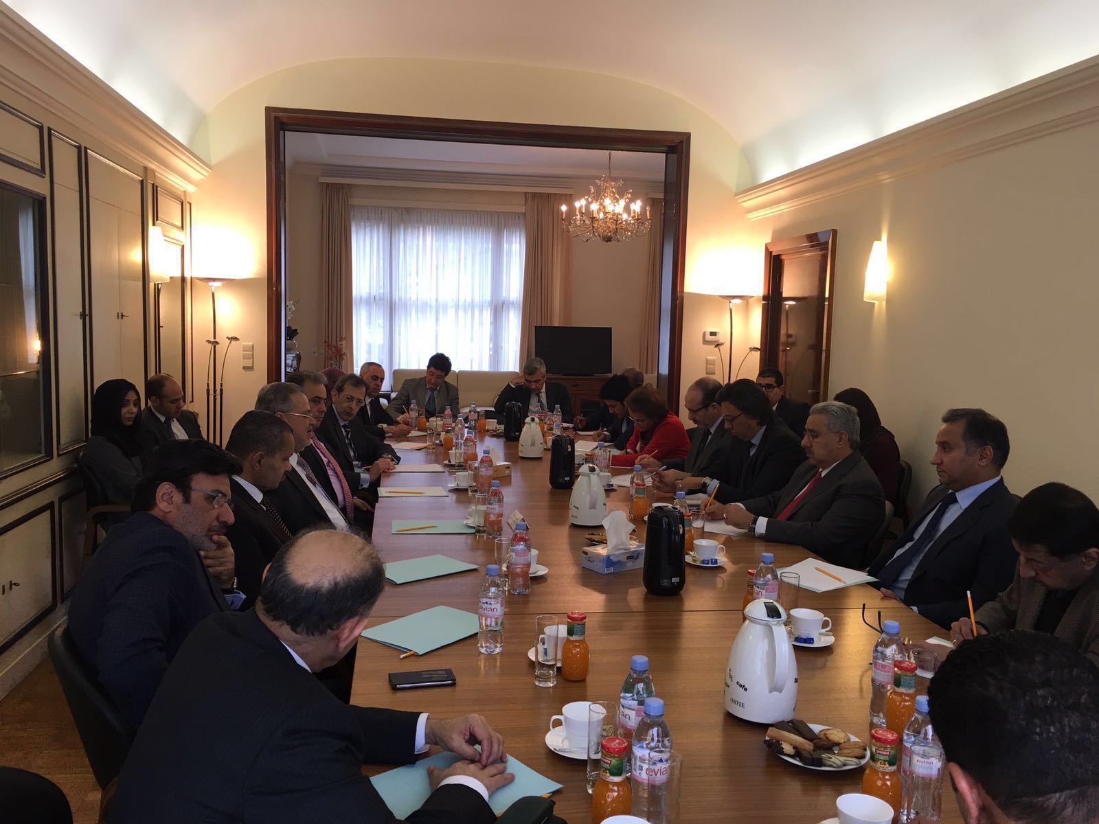 وزير الخارجية يلتقي البعثة الدبلوماسية العربية في بلجيكا ويحثهم على مساندة اليمن