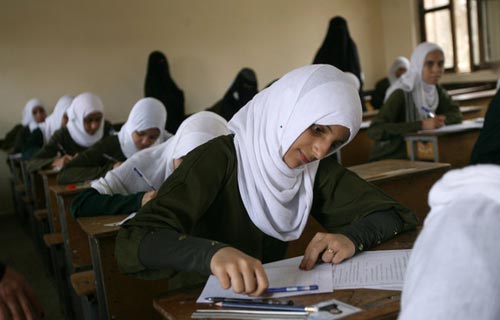 امتحانات بأحد مدارس البنات بالعاصمة صنعاء (أرشيف)