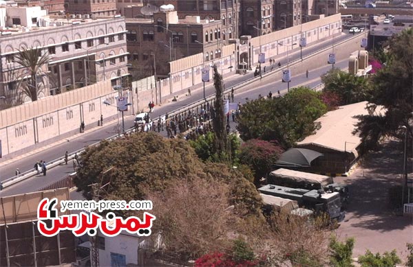 عسكريون يقطعون شارع الزبيري وجسر الصداقة أمام مكتب رئاسة الجمهورية «صورة»