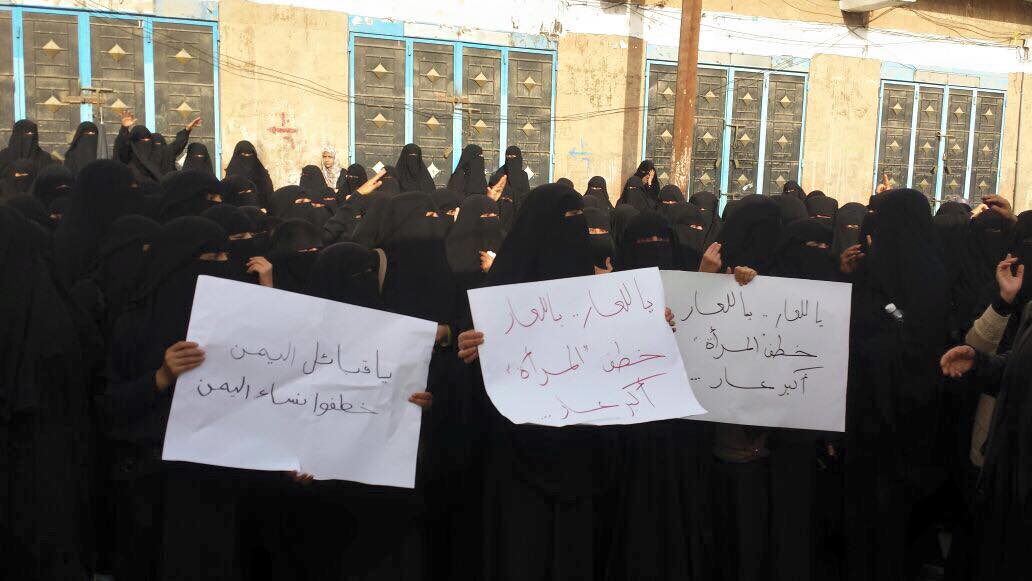 ميليشيا الحوثي تطلق النار لتفريق المعتصمات أمام قسم الجديري وتستدعي نساء مواليات لها للتشويش عليهن