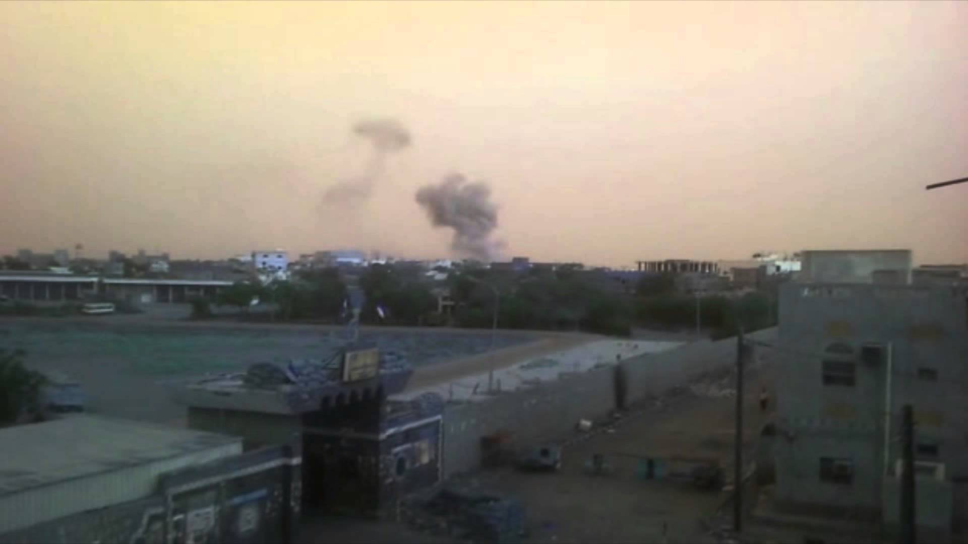  تجدد القصف العنيف على مواقع وأهداف بمدينة الحديدة (تفاصيل)