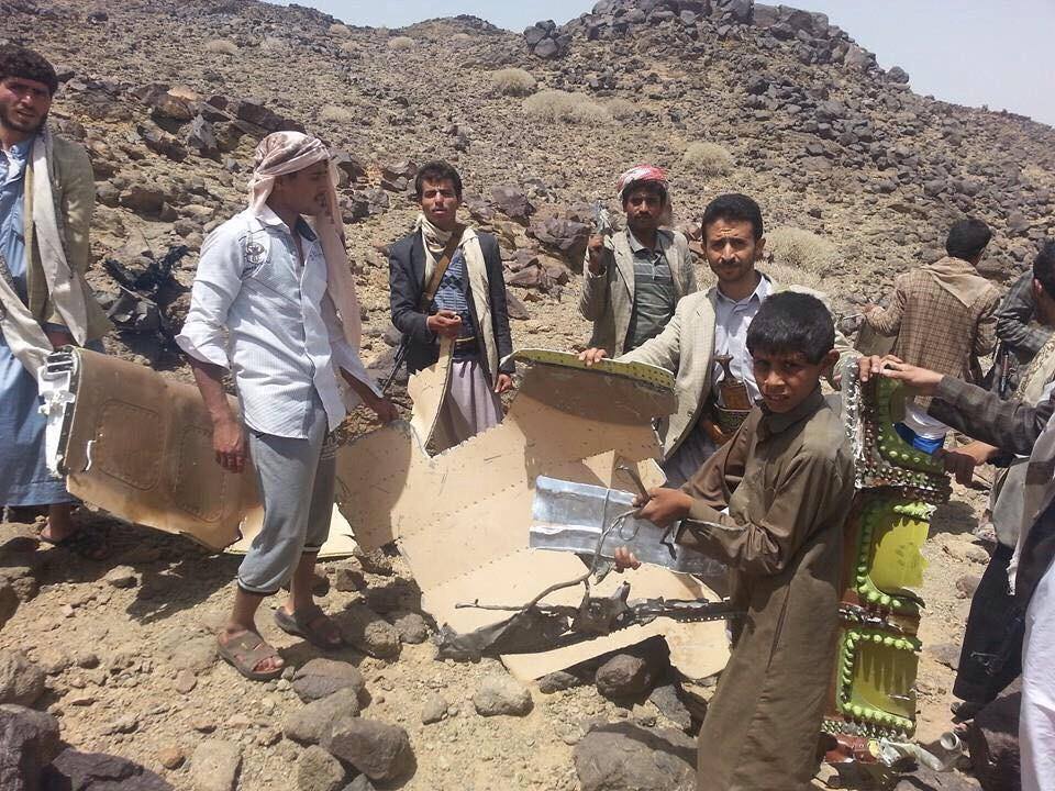 مواطنون في أحد المناطق بمحافظة صعدة، شمال اليمن، يستعرضون قطع لل