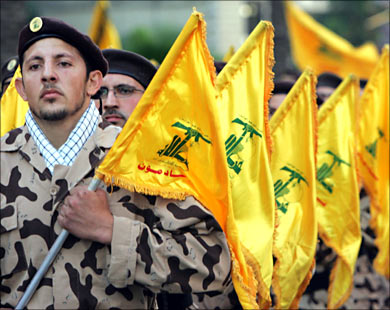 عناصر من حزب الله في عرض عسكري جنوب بيروت