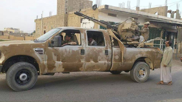 مسلحو الحوثي يستعرضون في شوارع عمران بالمعدات العسكرية التي استولوا عليها