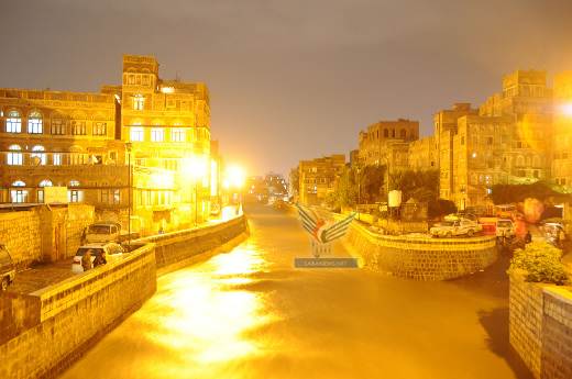 مياه الأمطار تحول صنعاء القديمة إلى مدينة ذهبية (صور)