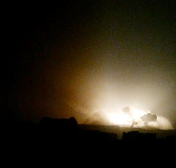 انفجارات عنيفة تهز العاصمة صنعاء جراء استهدف معسكر الصيانة بعدة غارات