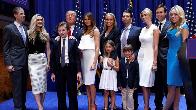 من اليسار إلى اليمين: الابن المتوسط اريك ترامب وزوجته لارا، دونا