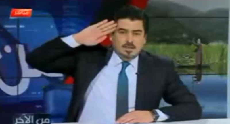 شاهد .. مذيع عراقي يؤدي التحية على الهواء مباشرة للسفير السعودي «السبهان»