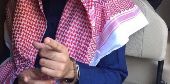 ضبط إعلامي سعودي في وضع مخل مع فتيات