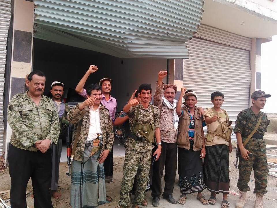 أحمد سيف حاشد ومحمد المقالح يثيران سخرية اليمنيين بظهورهما بالزي العسكري إلى جانب الحوثيين (صورة)