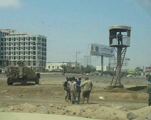اشتباكات عنيفة في جولة كالتكس بمدينة عدن (صورة)