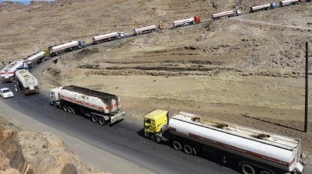 مسلحون قبليون يحتجزون أكثر من 50 ناقلة نفط في طريق الحديدة - صنعاء