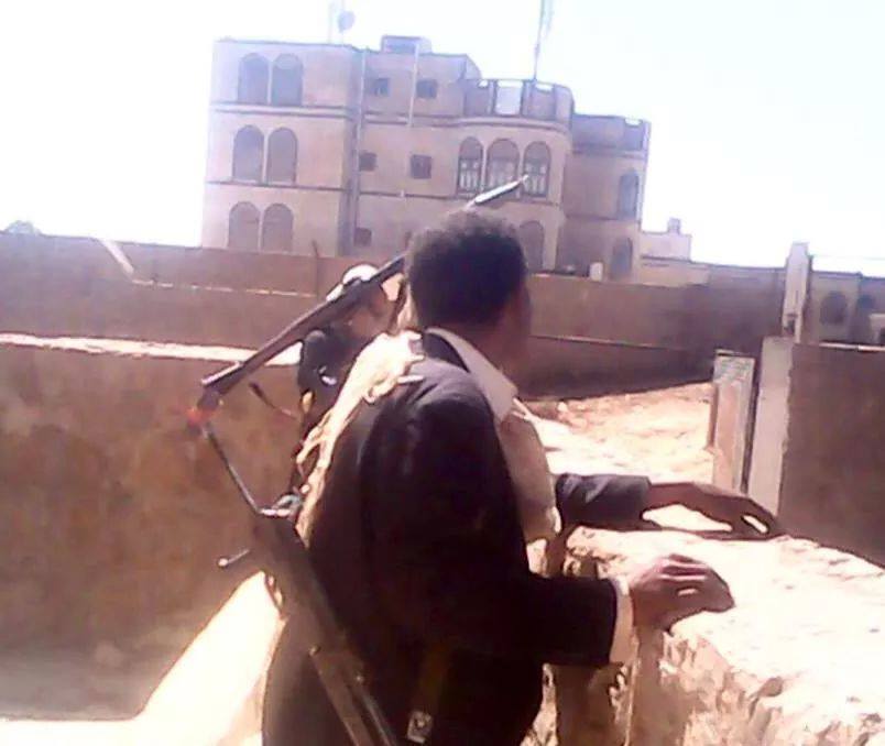 منزل الشيخ حميد الأحمر في ظليمة الذي اقتحمه الحوثيون يوم أمس