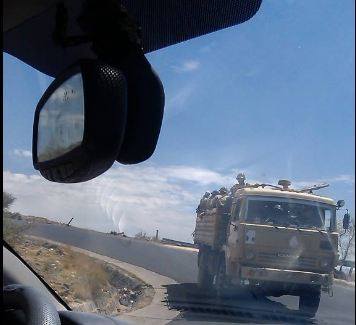 صورة لعربة عسكرية تتجهة إلى منطقة همدان شمال العاصمة صنعاء (تصوي