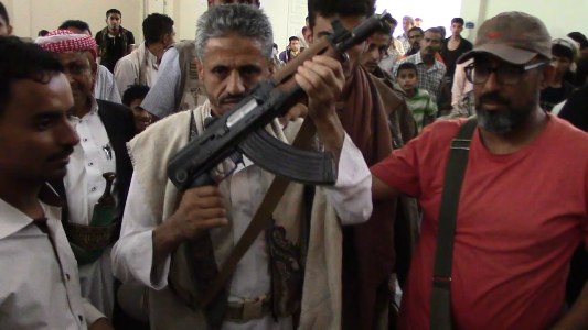 امرأة يمنية تشتري السلاح الشخصي للشيخ المخلافي بمبلغ 