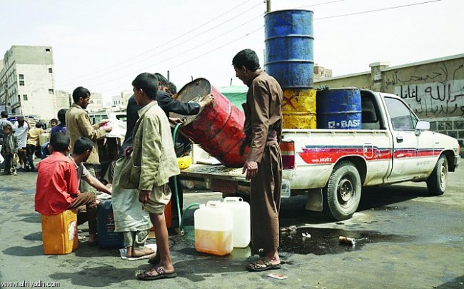 توسع السوق السوداء للمشتقات النفطية في العاصمة صنعاء بشكل مهول