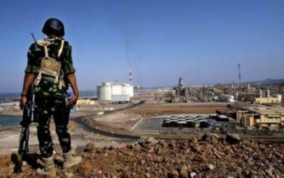 مقتل 3 جنود وإصابة آخرين في كمين نصبه مسلحون لشاحنة عسكرية بالقرب من منشأة بلحاف بشبوة