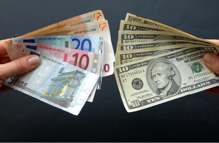 الدولار يطارد اليورو ويقترب من التعادل معه بعد 12 عاما