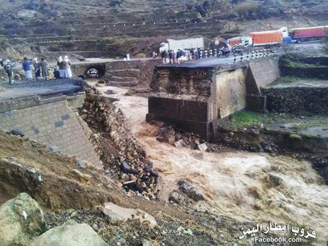 بالصور .. سيول ضخمة تقطع طريق «صنعاء - الحديدة» والأرصاد يحذر المواطنين من السفر عبره