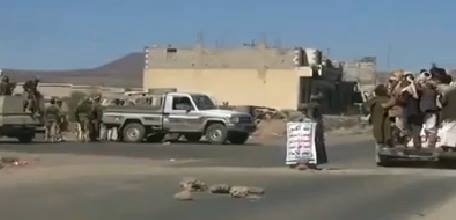 نقطة تفتيش لمسلحي جماعة الحوثي وقوات من الجيش في احد مداخل منطقة