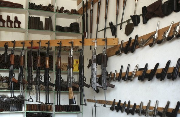 استعدادات شعبية لانفجار الوضع في صنعاء وارتفاع جنوني في أسعار الأسلحة