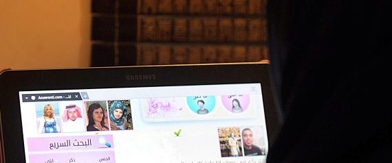 سعوديون يواجهون العنوسة والطلاق وباستخدام واتساب